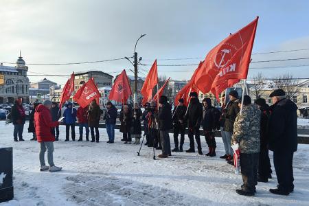 Коммунисты города Иваново возложили цветы в память о событиях 1905 года