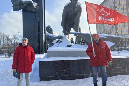 Коммунисты города Иваново возложили цветы в память о событиях 1905 года