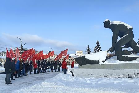 Коммунисты города Иваново возложили цветы в память о событиях 1905 года