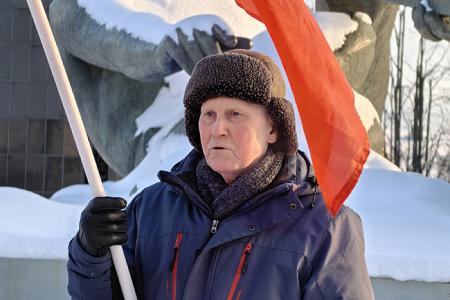 Коммунисты города Иваново возложили цветы в память о событиях 1905 года
