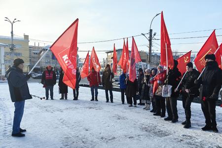 Коммунисты города Иваново возложили цветы в память о событиях 1905 года