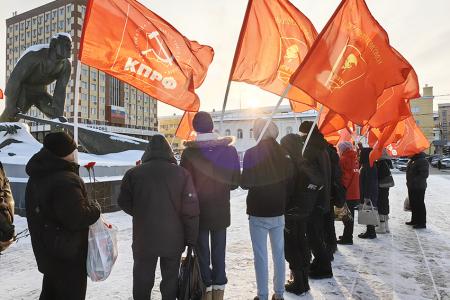 Коммунисты города Иваново возложили цветы в память о событиях 1905 года
