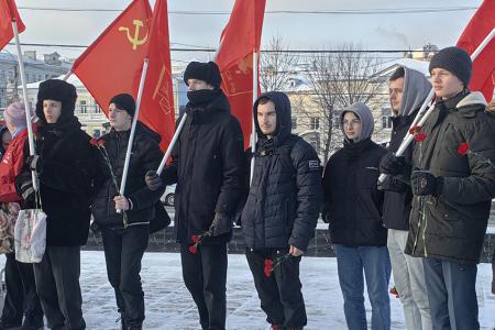 Коммунисты города Иваново возложили цветы в память о событиях 1905 года