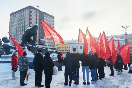 Коммунисты города Иваново возложили цветы в память о событиях 1905 года