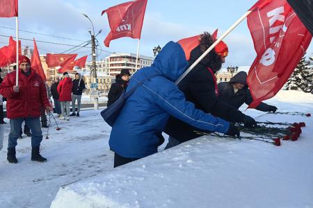 Коммунисты города Иваново возложили цветы в память о событиях 1905 года