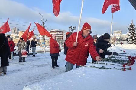 Коммунисты города Иваново возложили цветы в память о событиях 1905 года