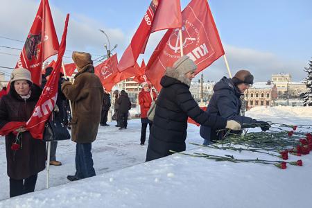 Коммунисты города Иваново возложили цветы в память о событиях 1905 года
