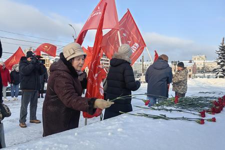 Коммунисты города Иваново возложили цветы в память о событиях 1905 года