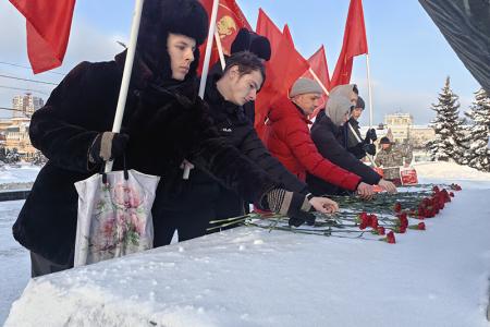 Коммунисты города Иваново возложили цветы в память о событиях 1905 года