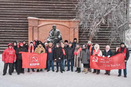 Красные гвоздики на белом снегу. В Красноярске состоялось возложение к памятнику В.И. Ленина