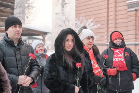Красные гвоздики на белом снегу. В Красноярске состоялось возложение к памятнику В.И. Ленина