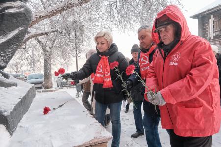Красные гвоздики на белом снегу. В Красноярске состоялось возложение к памятнику В.И. Ленина