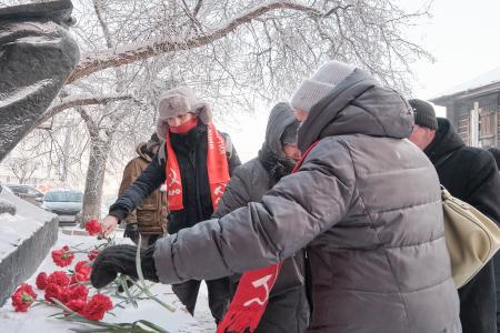 Красные гвоздики на белом снегу. В Красноярске состоялось возложение к памятнику В.И. Ленина