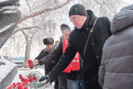 Красные гвоздики на белом снегу. В Красноярске состоялось возложение к памятнику В.И. Ленина
