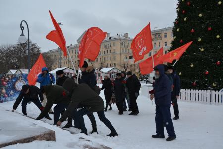 В честь 102-й годовщины со дня смерти В.И. Ленина астраханские коммунисты провели возложение цветов