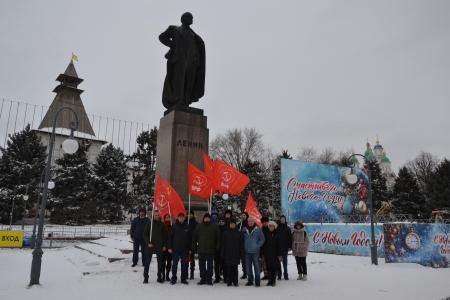В честь 102-й годовщины со дня смерти В.И. Ленина астраханские коммунисты провели возложение цветов
