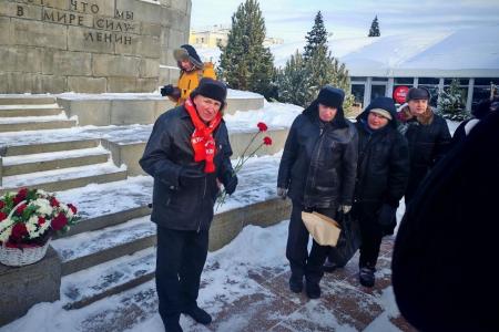 Свердловские коммунисты: "Ленин жив — в сердцах и в борьбе!"