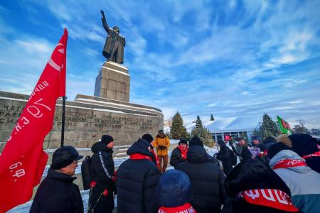 Свердловские коммунисты: "Ленин жив — в сердцах и в борьбе!"