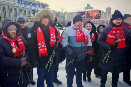 Свердловские коммунисты: "Ленин жив — в сердцах и в борьбе!"