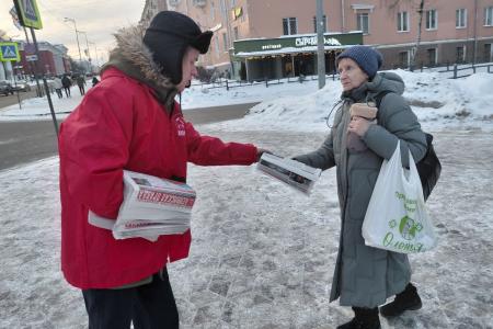 Активисты КПРФ провели акцию по распространению газеты "Правда" и "Ленинская правда" среди жителей столицы Карелии