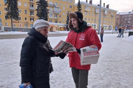 Активисты КПРФ провели акцию по распространению газеты "Правда" и "Ленинская правда" среди жителей столицы Карелии