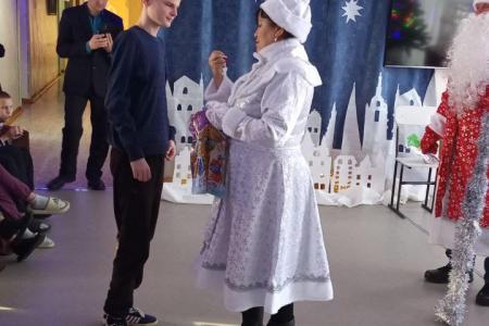 Коммунисты Забайкалья подарили Новогодний праздник в школе для слепых и слабовидящих детей