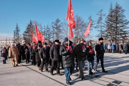 Красные не боятся мороза: в Красноярске почтили память героев Советской Армии