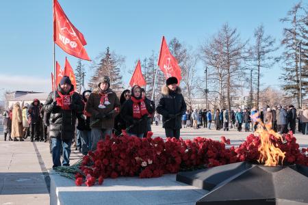 Красные не боятся мороза: в Красноярске почтили память героев Советской Армии