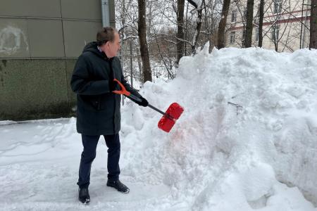 Подмосковные коммунисты провели уборку территории от снега