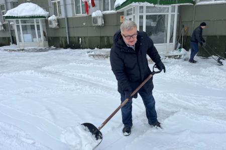 Подмосковные коммунисты провели уборку территории от снега