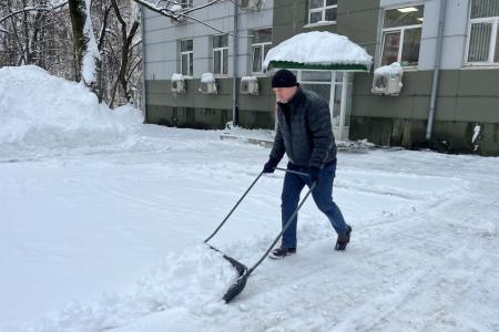 Подмосковные коммунисты провели уборку территории от снега