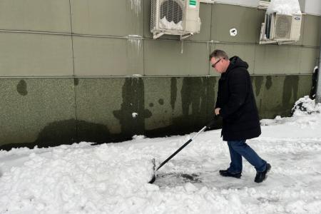 Подмосковные коммунисты провели уборку территории от снега