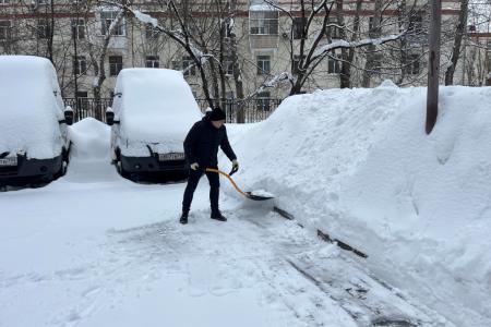 Подмосковные коммунисты провели уборку территории от снега