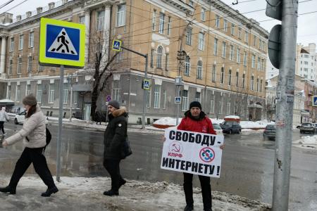 В Саратове продолжились акции коммунистов против блокировок популярных у населения мессенджеров и необоснованного ограничения доступа  в интернет