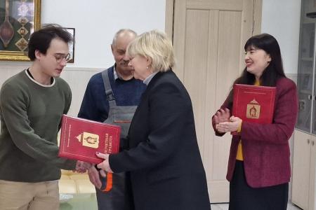 Рязань. Депутаты-коммунисты наградили сотрудников театра юного зрителя