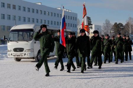 Свердловские коммунисты поздравили бойцов гвардейского 228-го полка с Днем защитника Отечества