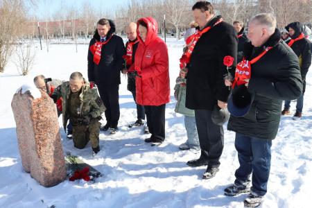 Сталинградские коммунисты: Священная память и живые цветы Защитникам Родной Земли всех времен, эпох и народов Великой России