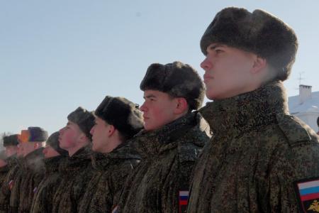 Свердловские коммунисты поздравили бойцов гвардейского 228-го полка с Днем защитника Отечества