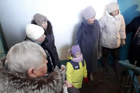 Лидер КПРФ в Тюменской области Тамара Казанцева заступилась за жильцов дома в Пышминке, оставшихся без нормальной канализации