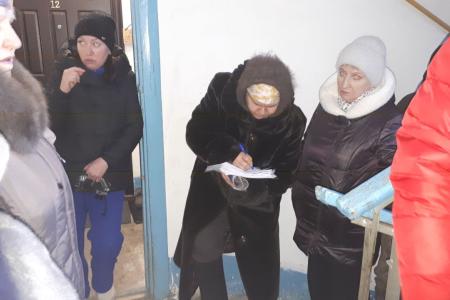 Лидер КПРФ в Тюменской области Тамара Казанцева заступилась за жильцов дома в Пышминке, оставшихся без нормальной канализации