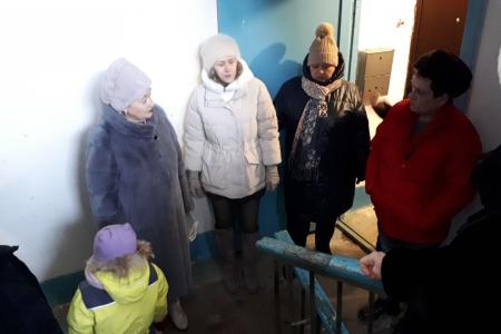Лидер КПРФ в Тюменской области Тамара Казанцева заступилась за жильцов дома в Пышминке, оставшихся без нормальной канализации