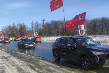 Новгородские коммунисты встречают 23 февраля автопробегами