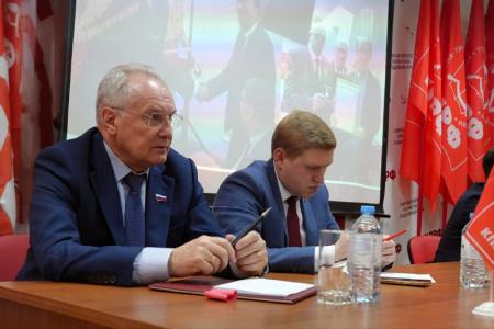 «Быть достойными доверия трудящихся»: в Екатеринбурге прошел пленум Свердловского обкома КПРФ