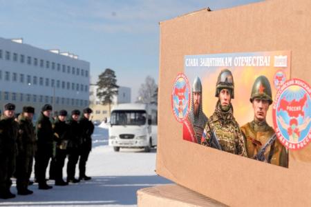 Свердловские коммунисты поздравили бойцов гвардейского 228-го полка с Днем защитника Отечества