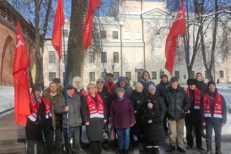 Новгородские коммунисты встречают 23 февраля автопробегами