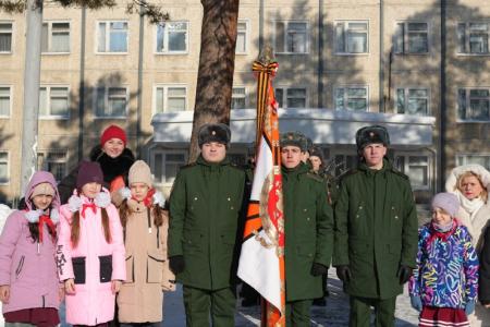Свердловские коммунисты поздравили бойцов гвардейского 228-го полка с Днем защитника Отечества