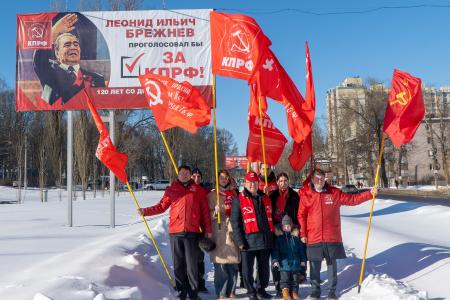 Курские коммунисты и комсомольцы провели агитационный рейд к 120-летию Л.И. Брежнева