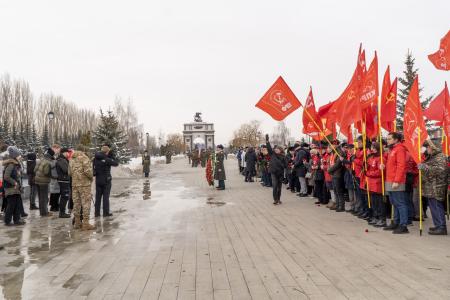 Коммунисты Курской области отметили День Советской Армии и Военно-Морского Флота возложением цветов на мемориале «Курская дуга»