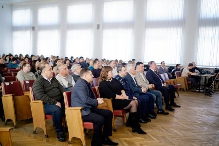 В Воронеже депутат Госдумы Сергей Гаврилов поздравил с   23 Февраля  авиастроителей