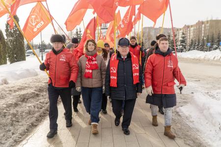 Коммунисты Курской области отметили День Советской Армии и Военно-Морского Флота возложением цветов на мемориале «Курская дуга»
